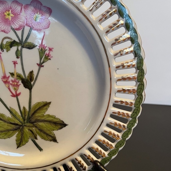 Set of 2 Porcelain Pierced Botanical Plates - Picture 9 of 12